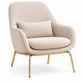 Poltrona in tessuto bouclé beige con struttura in metallo dorato