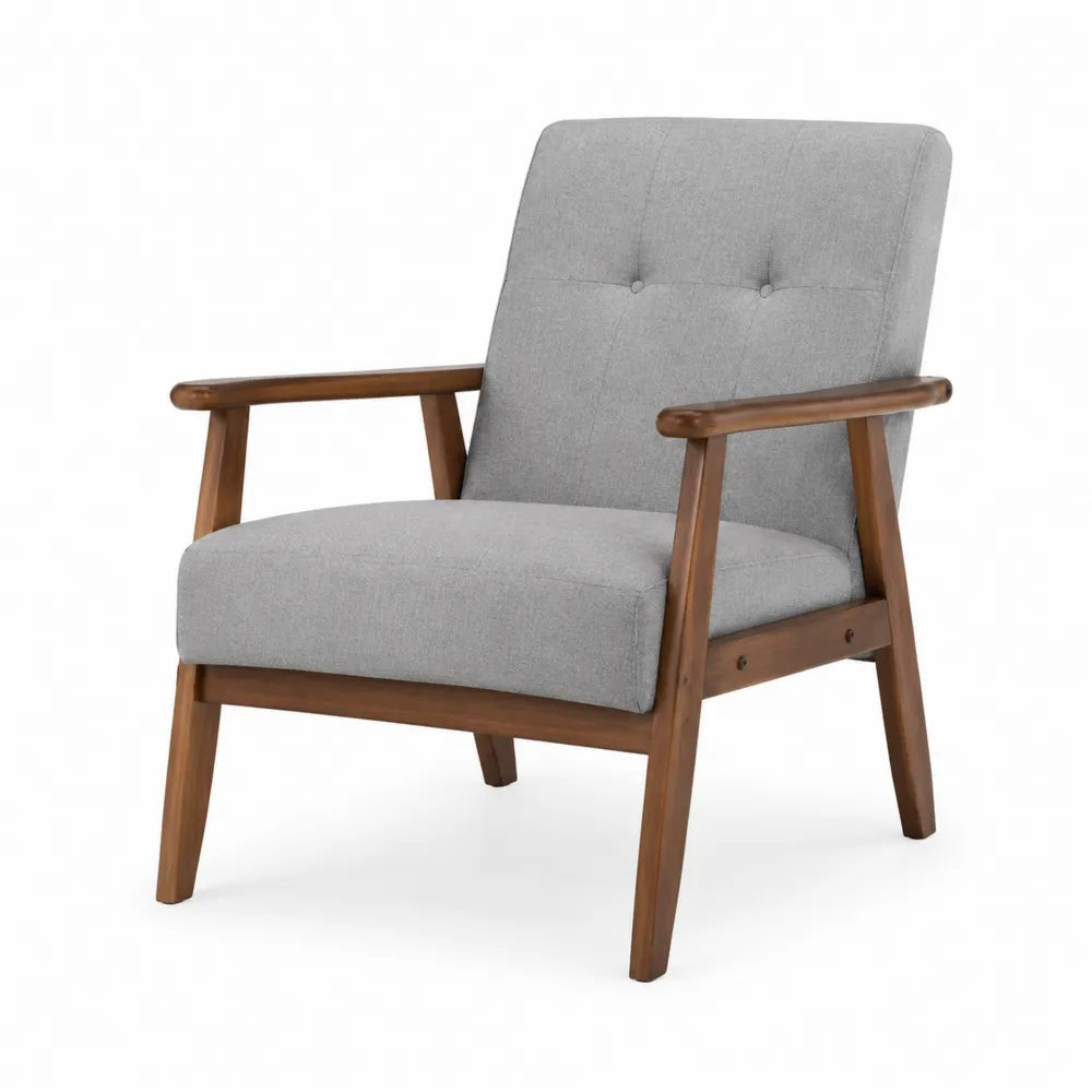 Poltrona in tessuto grigio con struttura in legno